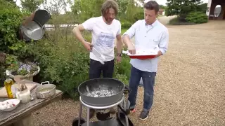 DJ BBQ готовит гребешки на гриле от Jamie Oliver.