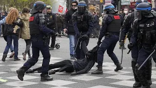 Protest gegen Rentenreform: Ausschreitungen und Feuer in Paris
