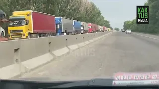 На границе с Казахстаном образовалась многокилометровая очередь из грузовиков