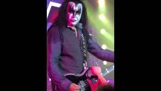 Gene Simmons being extra accommodating to a fan on KISS KRUISE IV