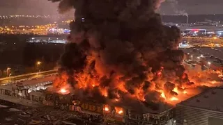 Крупный пожар со взрывами в ТЦ Мега Химки