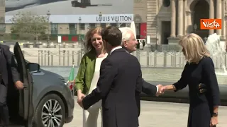 L'abbraccio tra Mattarella e Macron davanti al Louvre