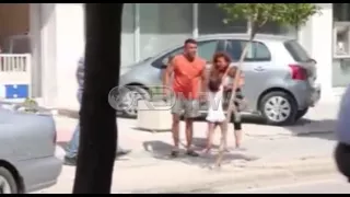 Video shokuese nga Vlora: Burri rreh gruan në sy të fëmijëve dhe në mes të rrugës