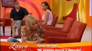 Laura Bozzo habla con una caja. :v