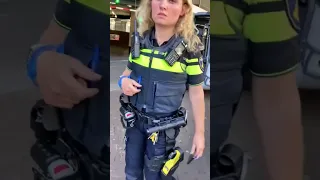 mevrouw de politie agent wordt boos geen compliment