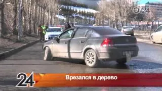 В центре Казани Opel Astra врезался в дерево