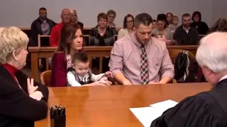 Они были рады усыновить ребёнка. В зале суда мальчик впервые произнёс слово "папа"