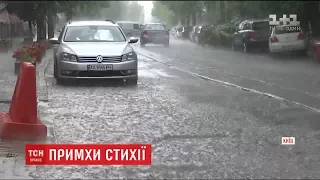 Потужна злива у столиці затопила вулиці та ускладнила рух авто