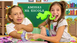 Maria Clara teaches her CLASSMATE how to take care of her APPEARANCE and HYGIENE – MC Divertida