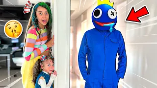 O AZUL PAPÃO INVADIU A NOSSA CASA ?! OLHA NO QUE DEU ! (Rainbow Friends)