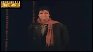 Azaad's ( Amitabh Bachchan ) first stage appearance : Scene from the 1989 film ' Main Azaad Hoon '