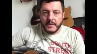 Bruno (Bruno e marrone) cantando um modão em casa