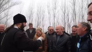 Отец Богдан окропил всех святой водой (видео "Корабелов.Инфо")