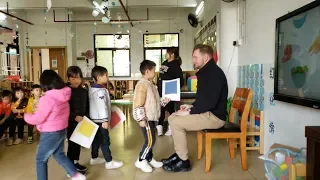 How to teach kids. ESL kindergarten class