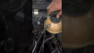Una forma de purgar el sistema de enfriamiento de tu auto