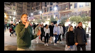 Un Beso Y Una Flor - Actúa Ivan Calen en la calle de España