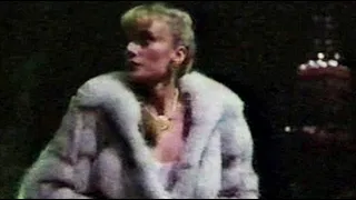 02 Woman in fur coat in Lace
