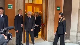 Mattarella rende omaggio a Napolitano alla camera ardente in Senato