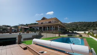 Chalet en Málaga en venta, 6 habitaciones, 2 baños, 2 cocheras y piscina