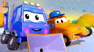 Sněžný pluh Sam a nehoda s vánočním stromkem! - Tomova automyčka 💧 Animáky o autech pro děti