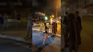 Vídeos mostram confusão entre policiais e clientes de bar na Jatiúca