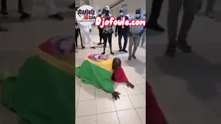 l'acceuil du Roi 12 12  par le père Daloa à l'aéroport D'Abidjan