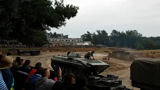 Tag der Technik 2016 - Mahlwinkel (panzer-power.de) - BMP vom Anhänger abladen