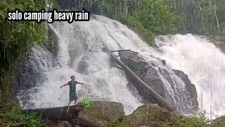 Camping di tengah hutan  tepi air terjun//di saat hujan deras