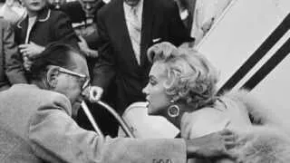 Marilyn Monroe has Idlewild airport 1954