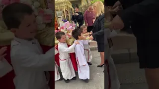 Mira reacción de los niños al cargar anda de la Virgen María #viral #shorts #short