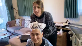 夫の散髪と髪染めをする妻