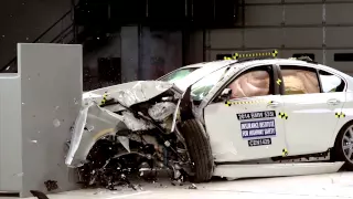 BMW 5 series 2014 small overlap IIHS crash test [FULL HD]