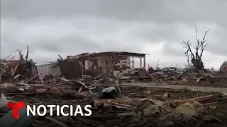 El video de un tornado devorando una casa: fatal destrucción por tiempo severo | Noticias Telemundo