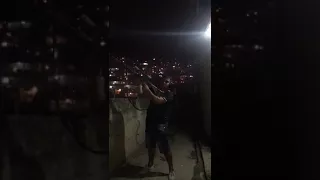 COMPLEXO DO ALEMAO  PONTO 50 TRAFICANTES OSTENTAM ARMA DE GUERRA