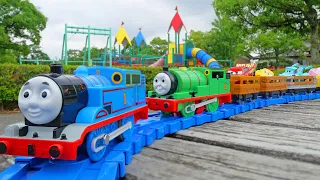 Thomas the Tank Engine Park Course ☆ Put Mini Thomas and Cars on the loading platform!
