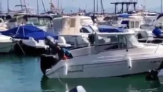 Marinheiro sem experiência bate em barcos em marina