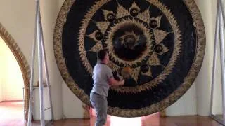 1 man 1 giant gong