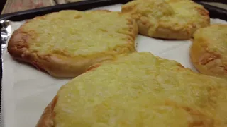 Only flour, water and and cheese, we show you a cheap and yummy cheese bread recipe