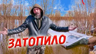 The hermit's hut was completely flooded. The water is coming rapidly Village Okunevo Omsk region