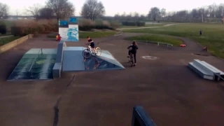 Vélo dans un skate parc (crash)+ petit parcours