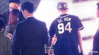 [Hunhan Moment#10] Sehun wants Luhan signature @ 131012 EXO Han River Fan Sign Event