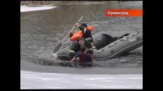 Бухой мужик купается зимой в реке и поет песни