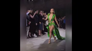 the famous passage of Jennifer Lopez in a green Versace dress