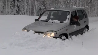 Шевроле Нива в глубоком снегу