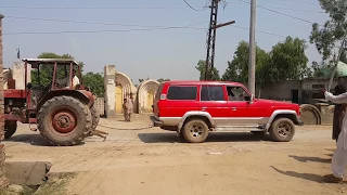 Toyota Land cruiser vs Russian Tractor - Tug of war - tractor warr gya