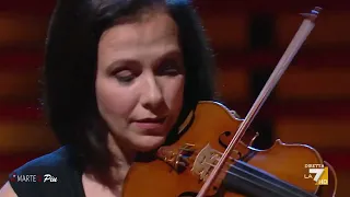 La violinista Natasha Korsakova interpreta 'La canzone di Marinella'