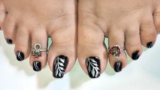 Black & Silver foot nail art || Easy and beautiful leaf pattern toe nail design || Nail Delights💅