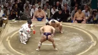 Komusubi Tochiozan (8-7) - Okinoumi (9-6) , Sumo : Natsubasho '15