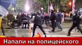 В Денвере в толпу протестующих въехала машина, а в Сиэтле с битой напали на полицейского