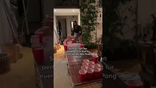 Verlinkt euren Lieblings-Beerpong Partner mit dem ihr diesen Trick Shot ausprobieren müsst! 🍻#tric